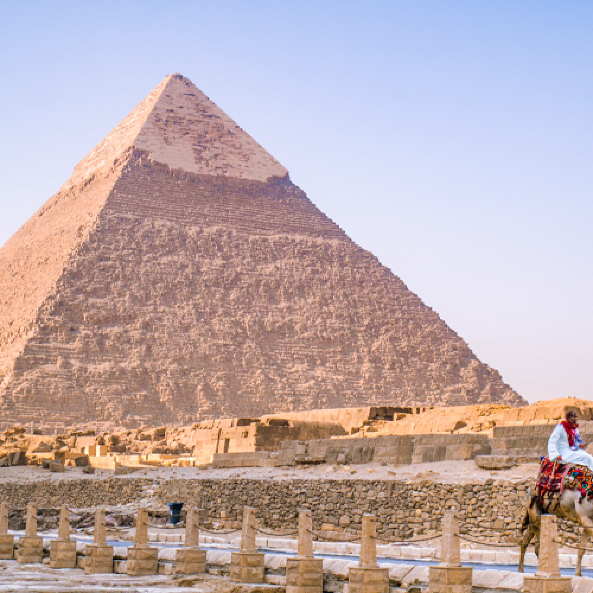 The-middle-pyramid-of-the-pyramids-of-Giza